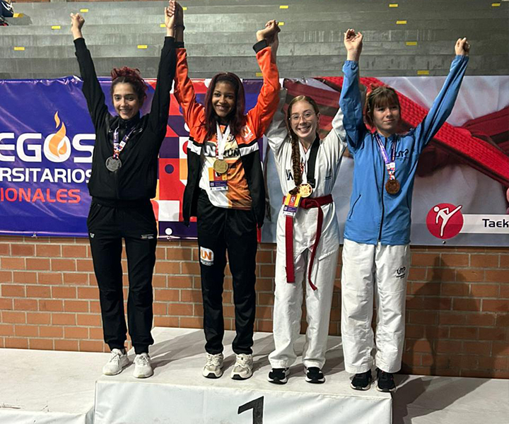 Deportista Mariana Henao, estudiante de UNIMINUTO con su medalla de oro en los juegos nacionales, posando con los demás competidores.
