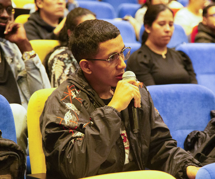 Los estudiantes participaron en el conversatorio 