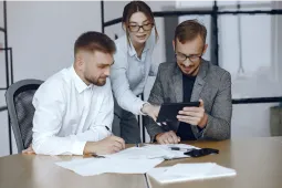 Personas trabajando en oficina