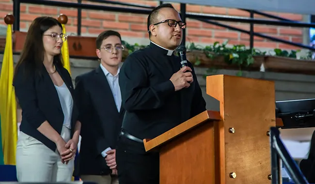 Sacerdote haciendo oración de inicio en el Banquete del Millón. 