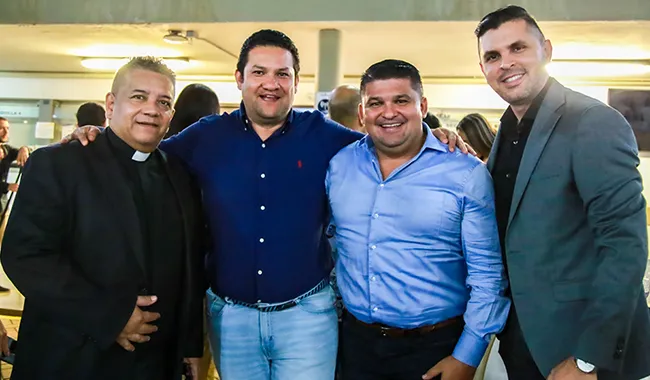 Rector de UNIMINUTO junto a invitados del banquete del millón. 