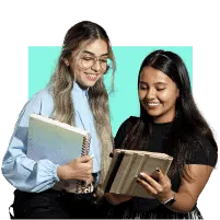 Estudiantes felices viendo libro