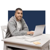 Estudiante feliz con computador