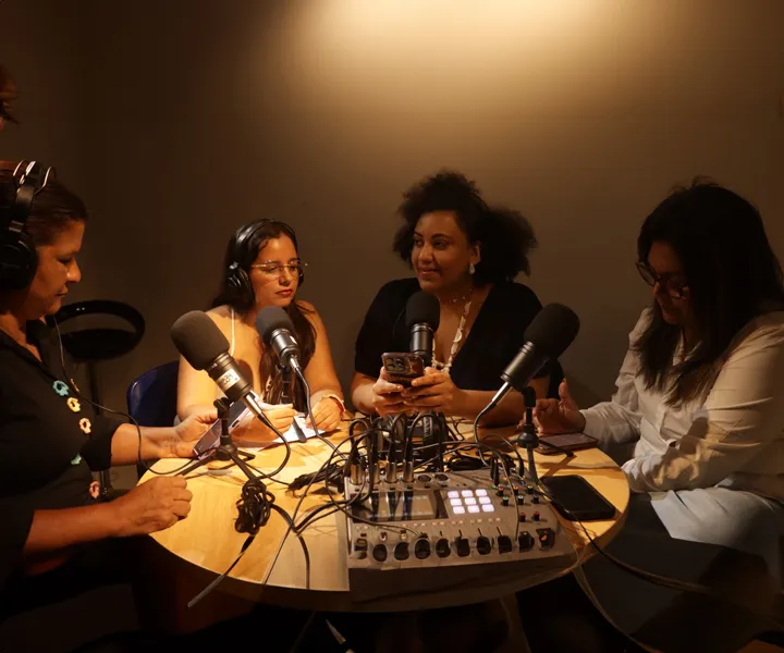 proyecto Mujeres Tejiendo Historias Verdes de Paz en estudio de radio