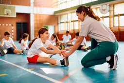 entrenadora deportivo con estudiantes