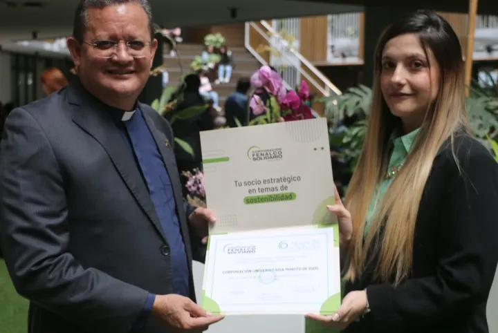 Rector de UNIMINUTO recibiendo reconocimiento de fenalco solidario