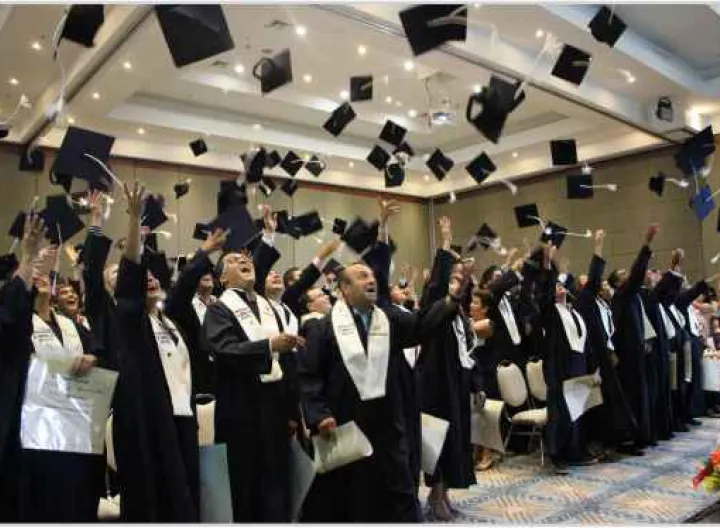 Graduados arrojando el birrete 