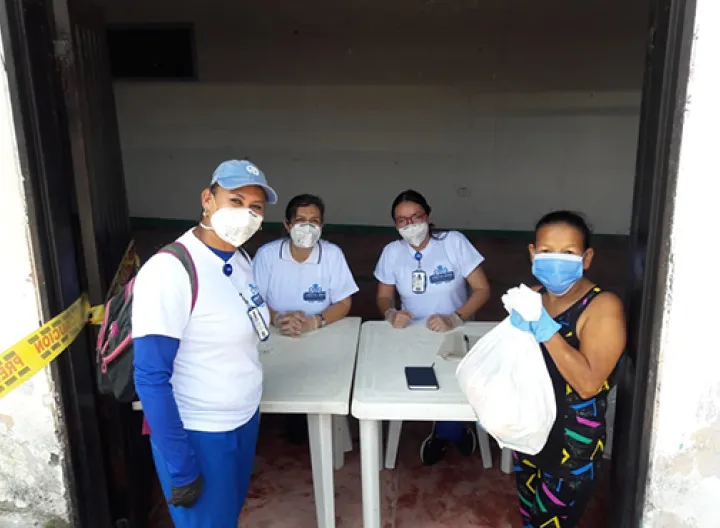 Usuaria recibe mercado