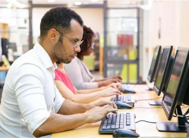 Personas en clase virtual