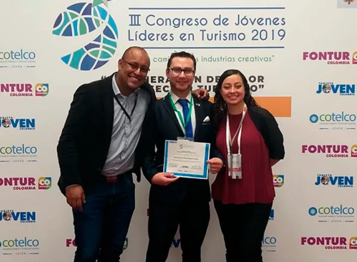 Tres personas + fondo evento COTELCO