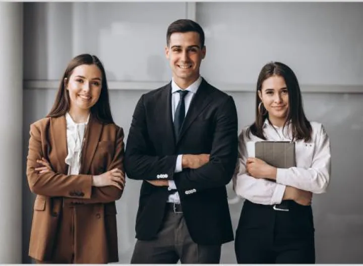Dos mujeres y un hombre posando a la cámara
