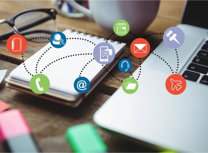 Grupo de personas conectadas mediante una plataforma virtual.
