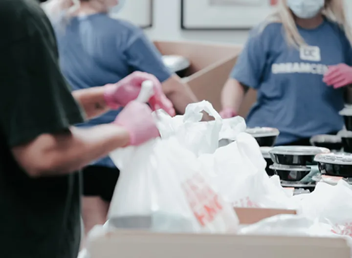Voluntarios ayudando a grupo de personas 