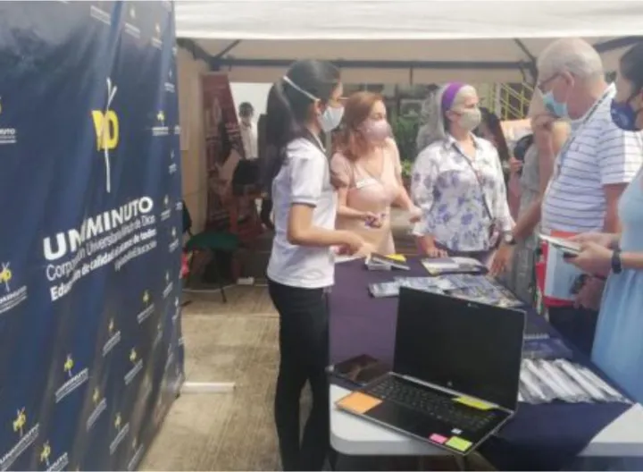 Personas alrededor de una mesa conversando