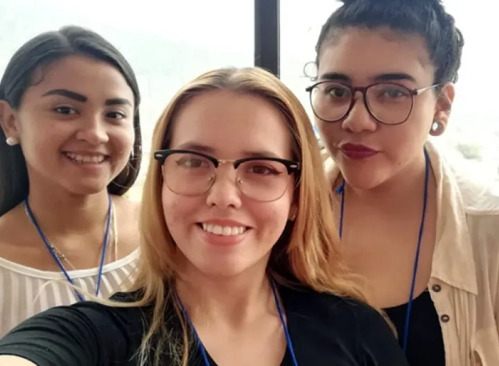 Foto selfie de tres mujeres, dos de ellas tiene anteojos 