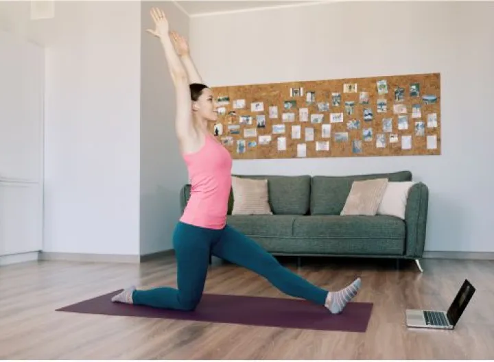 cuatro personas conectadas  por facebook.