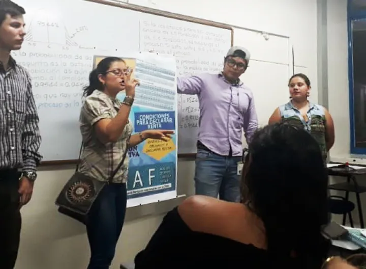 Varias personas en un salón de clases