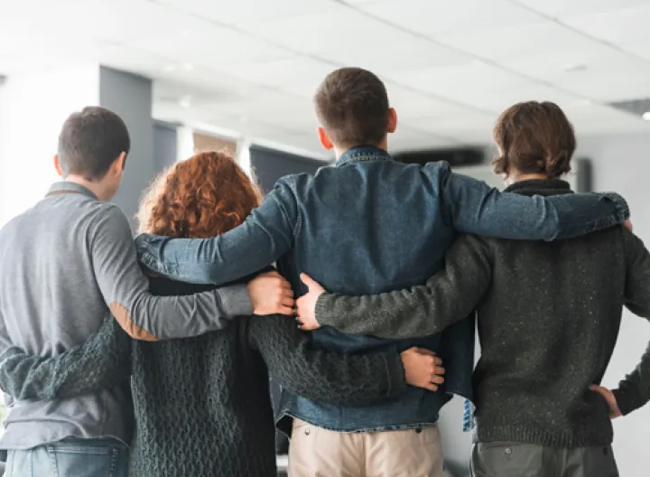 Cuatro personas de espaldas