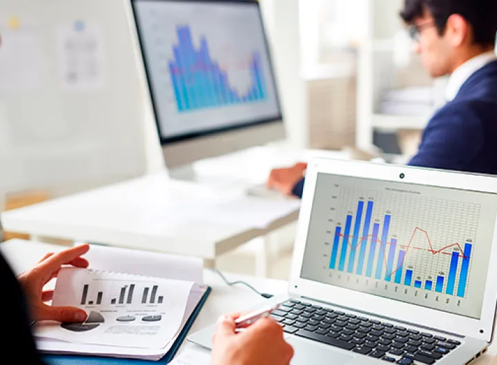 Persona frente a un dispositivo de computo (financiera)