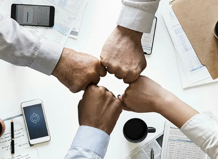 Grupo de personas trabajando en equipo 