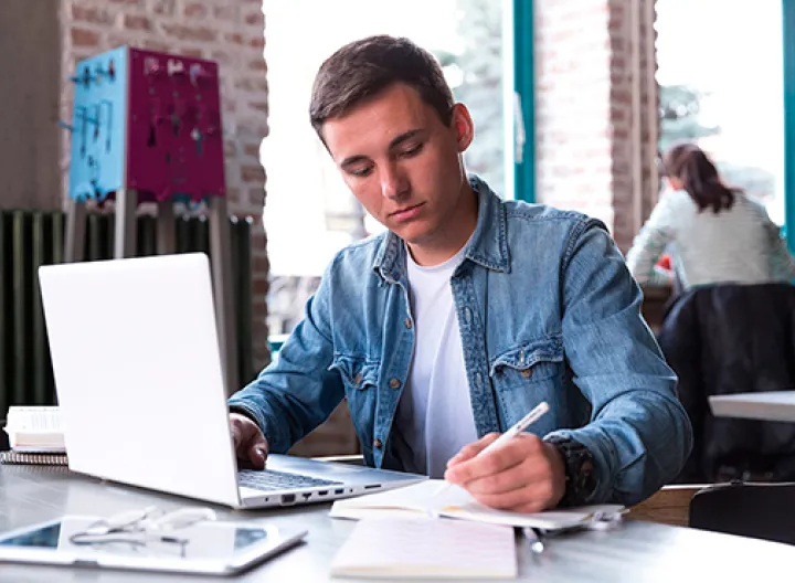 Hombre con un dispositivo de computo