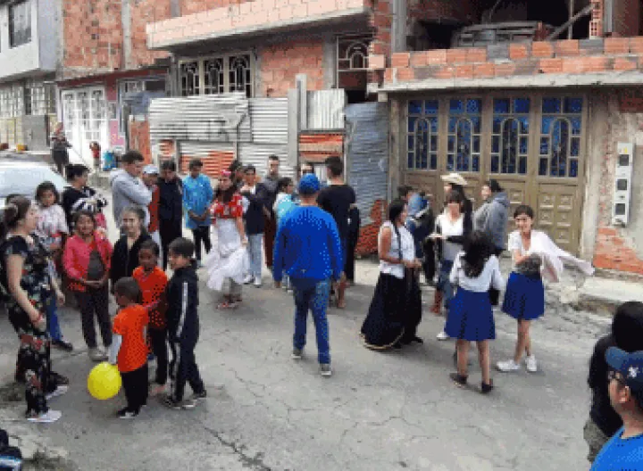 Es la unión de muchas manos juntas que representan la misión de pastoral en ayudar a la comunidad 
