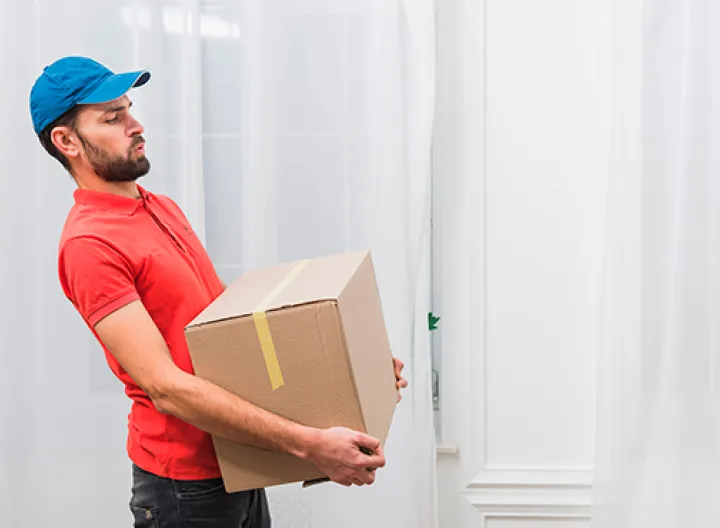 Persona con un objeto de carga pesada 