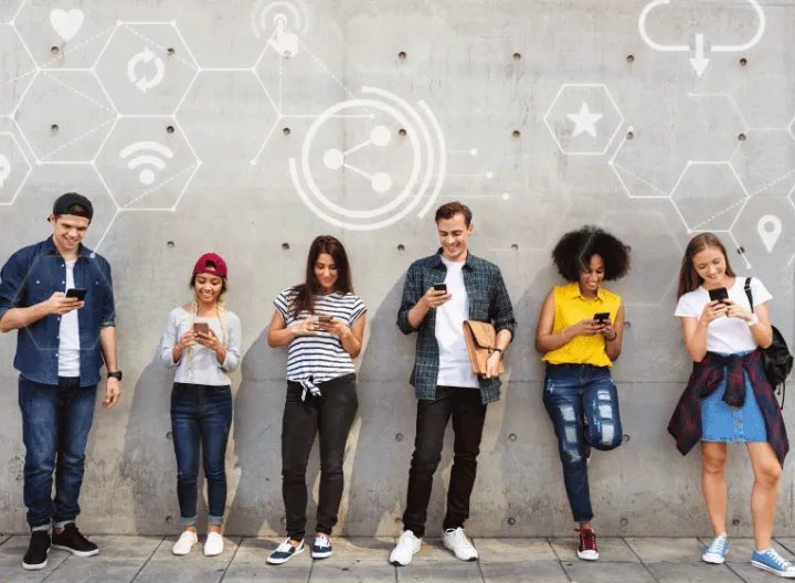 Es una imagen de una mano en un portatil y con un dieño que representan al internét 