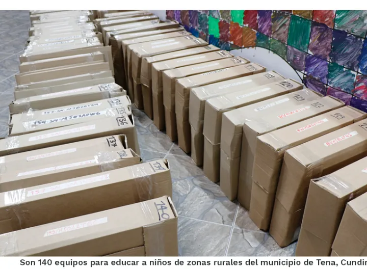 Doctor Salvador entrega computador a Luz Helena