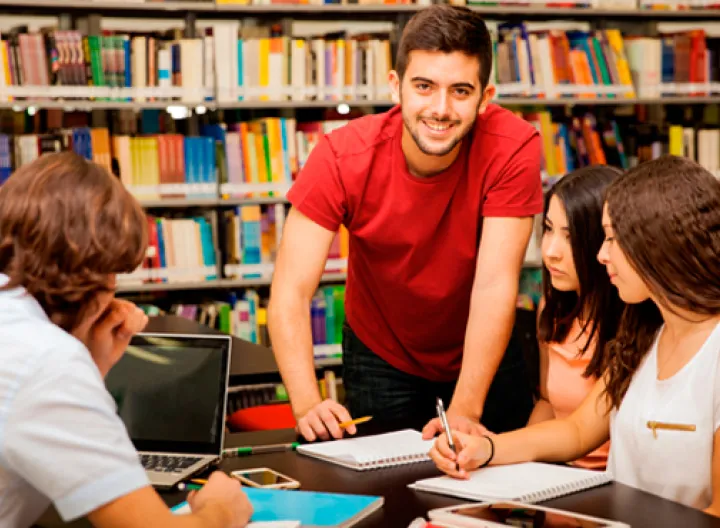 Cajas que contienen los 140 computadores que fueron donados