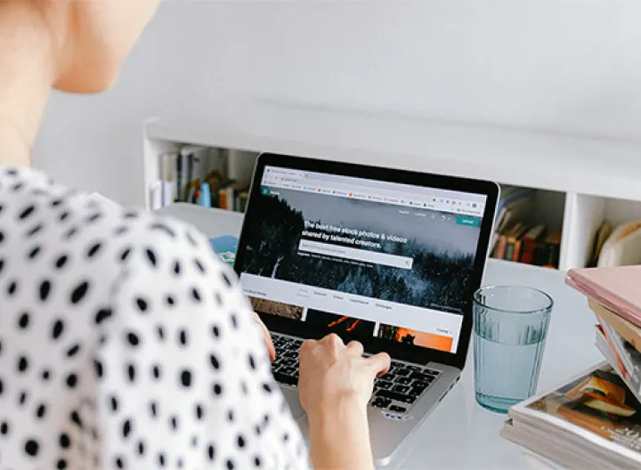 Mujer trabajando en su computador portátil