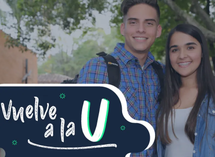 Muchachos sonrientes viendo al frente