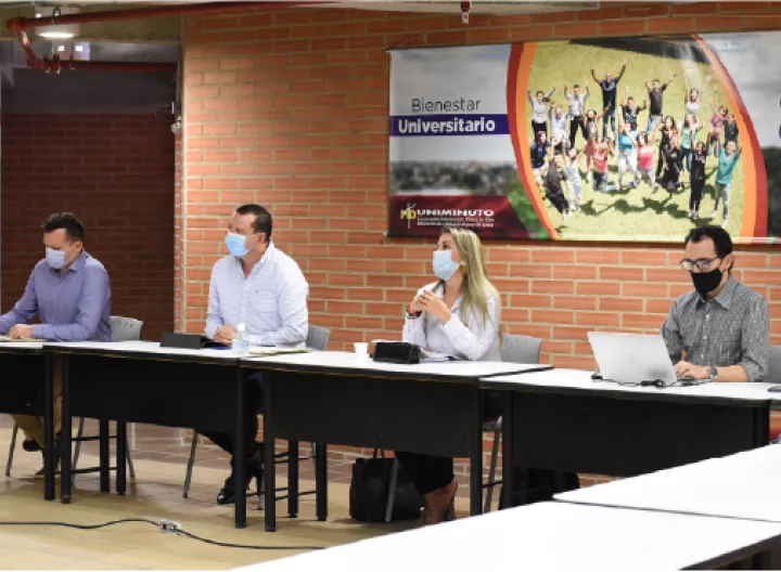 grupo de personas en una mesa con tapa bocas