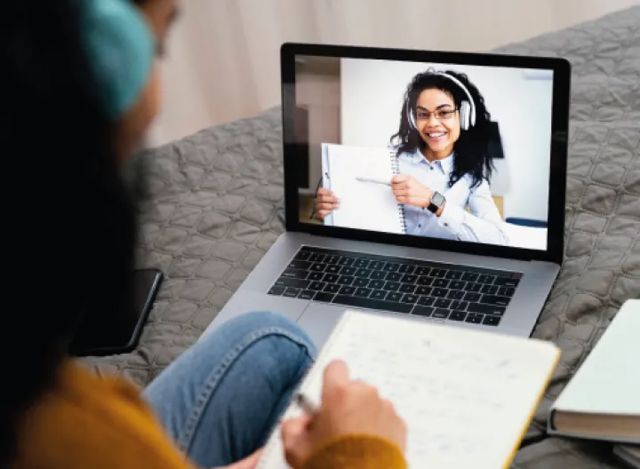 Estudiante conectada a través de una computadora