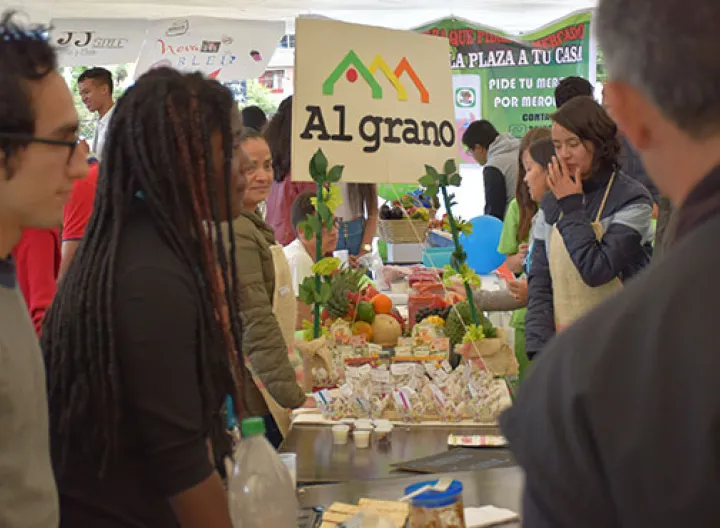 Personas vendiendo sus productos en feria local
