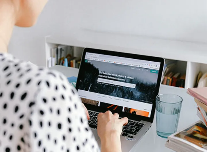 Mujer trabajando en un computador
