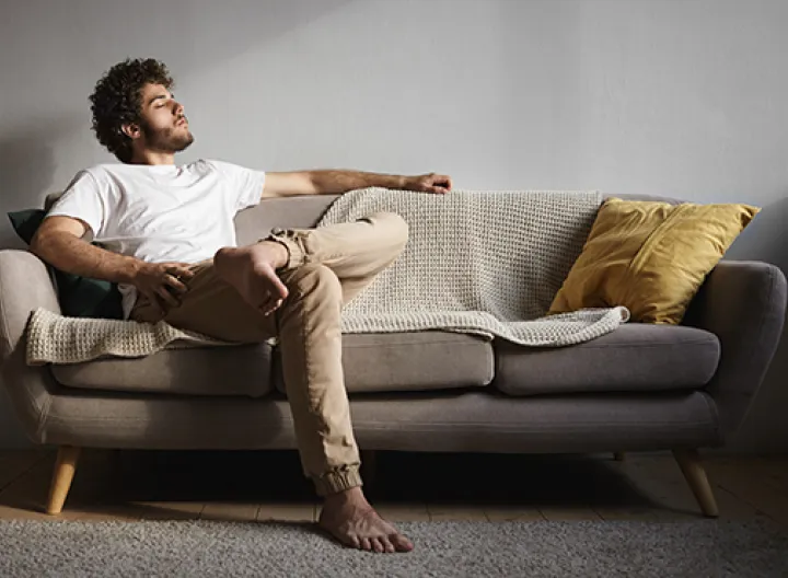 Hombre en un sofá descansando