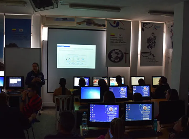 Grupo de estudiantes en una capacitación