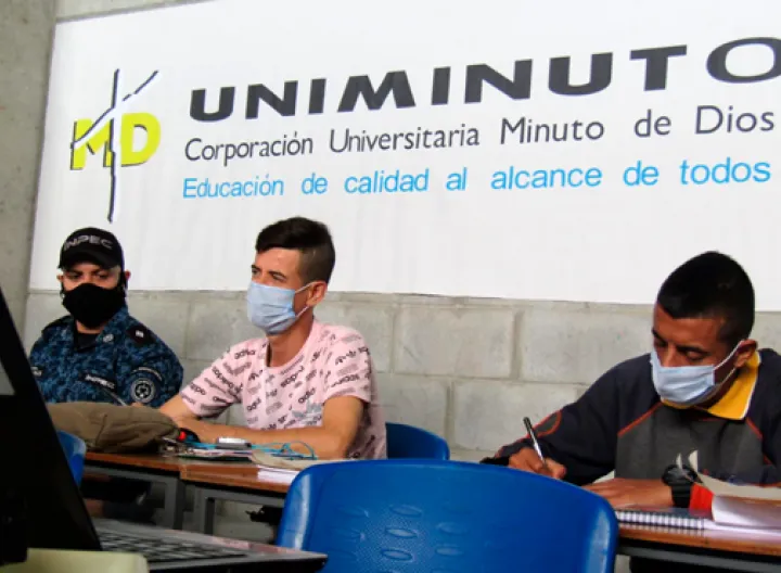 Dos estudiantes de la COIBA Picaleña recibiendo clases virtuales 