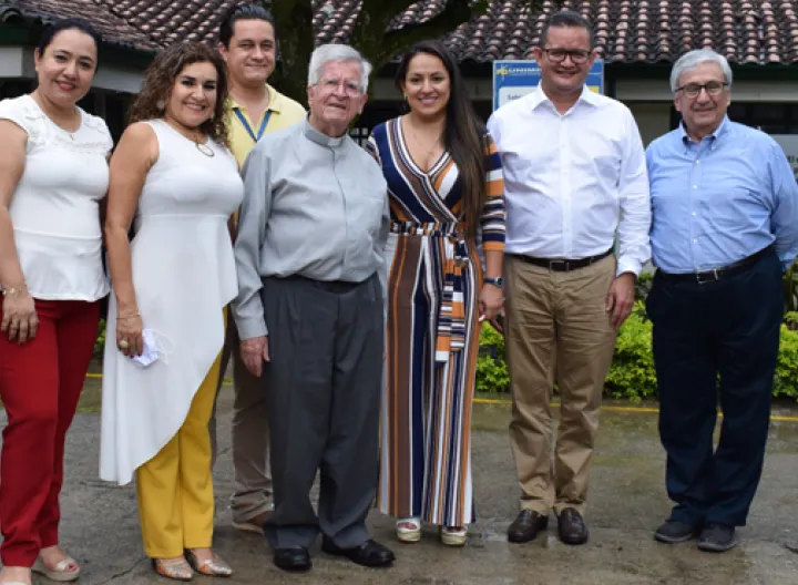 Imagen de los padres Harold y Diego acompañados de la Vicerrectora y otras personas.