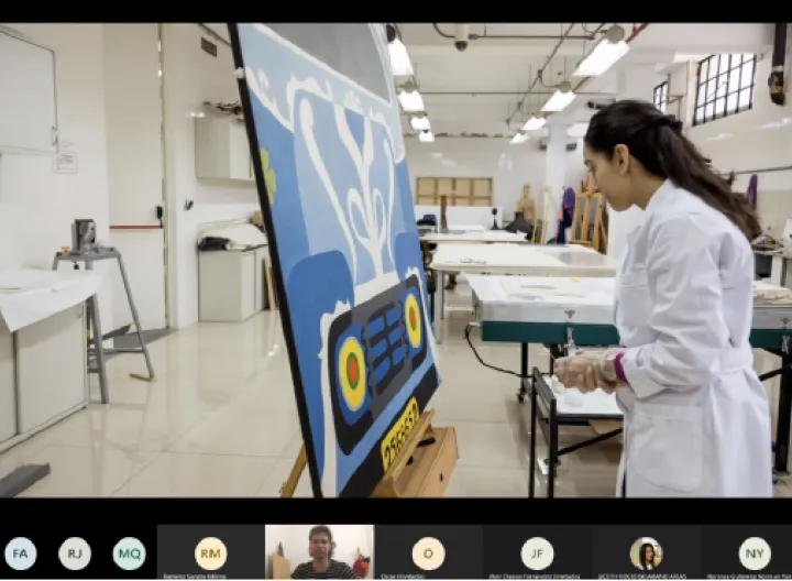 mujer frente a un cuadro