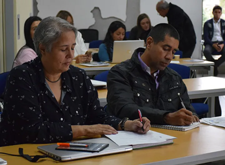 Grupo de personas trabajando en su escritorio 
