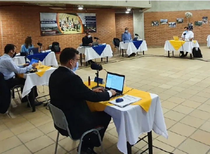grupo de personas en el auditorio del Centro Reginal Buga