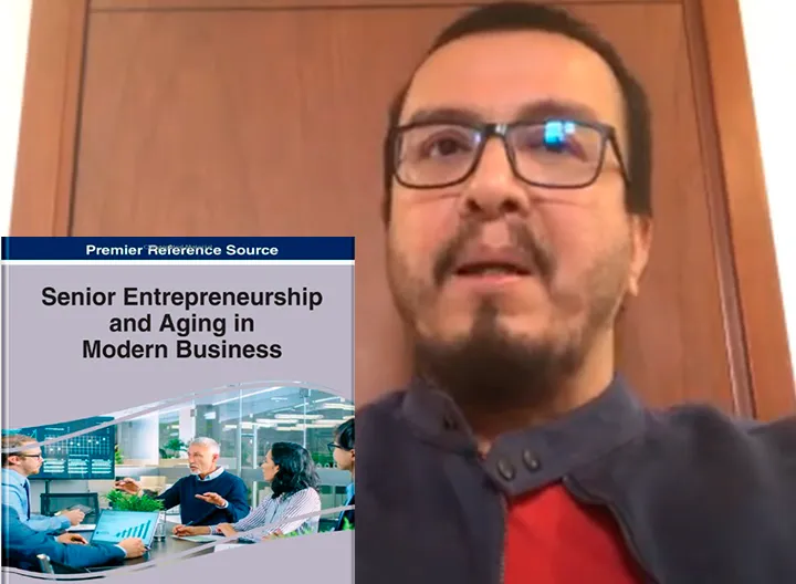 Profesor Gámez enseña su libro