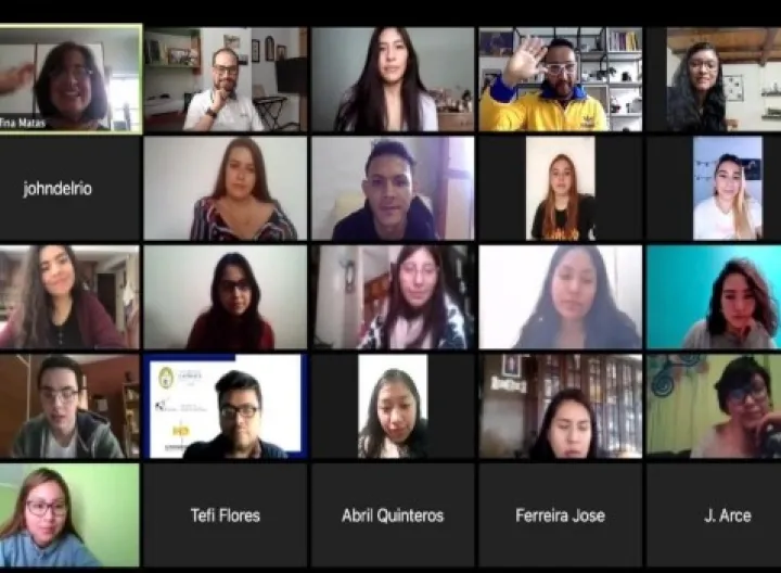 Captura de pantalla de profesor danto cátedra frente al computador 