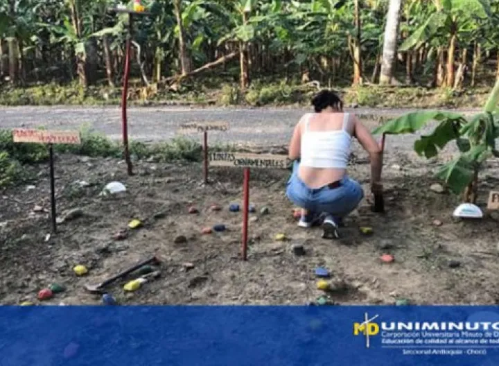 Estudiante mujer en cuclillas  en huerta rural. 