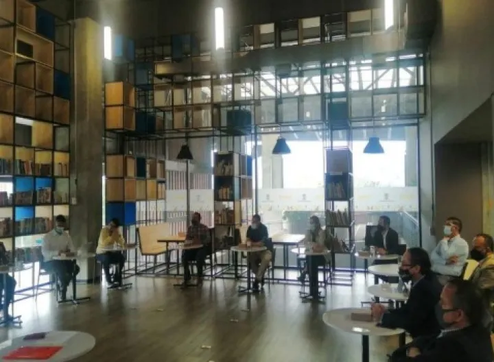 Cinco personas de pie y posando para la cámara, y con distanciamiento social como protocolo de bioseguridad