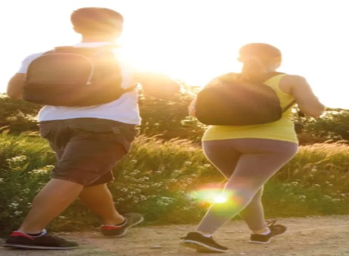 Madre haciendo ejercicio con sus hijos