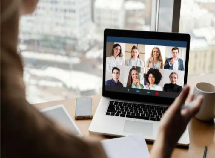 pantalla de computador con personas en video conferencia 