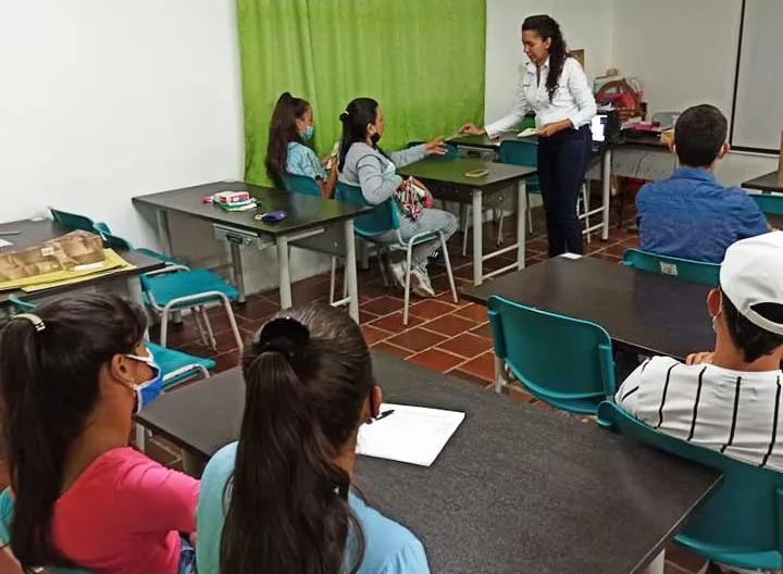 Grupo de seis personas y una profesora participando en las Teoralimpiadas